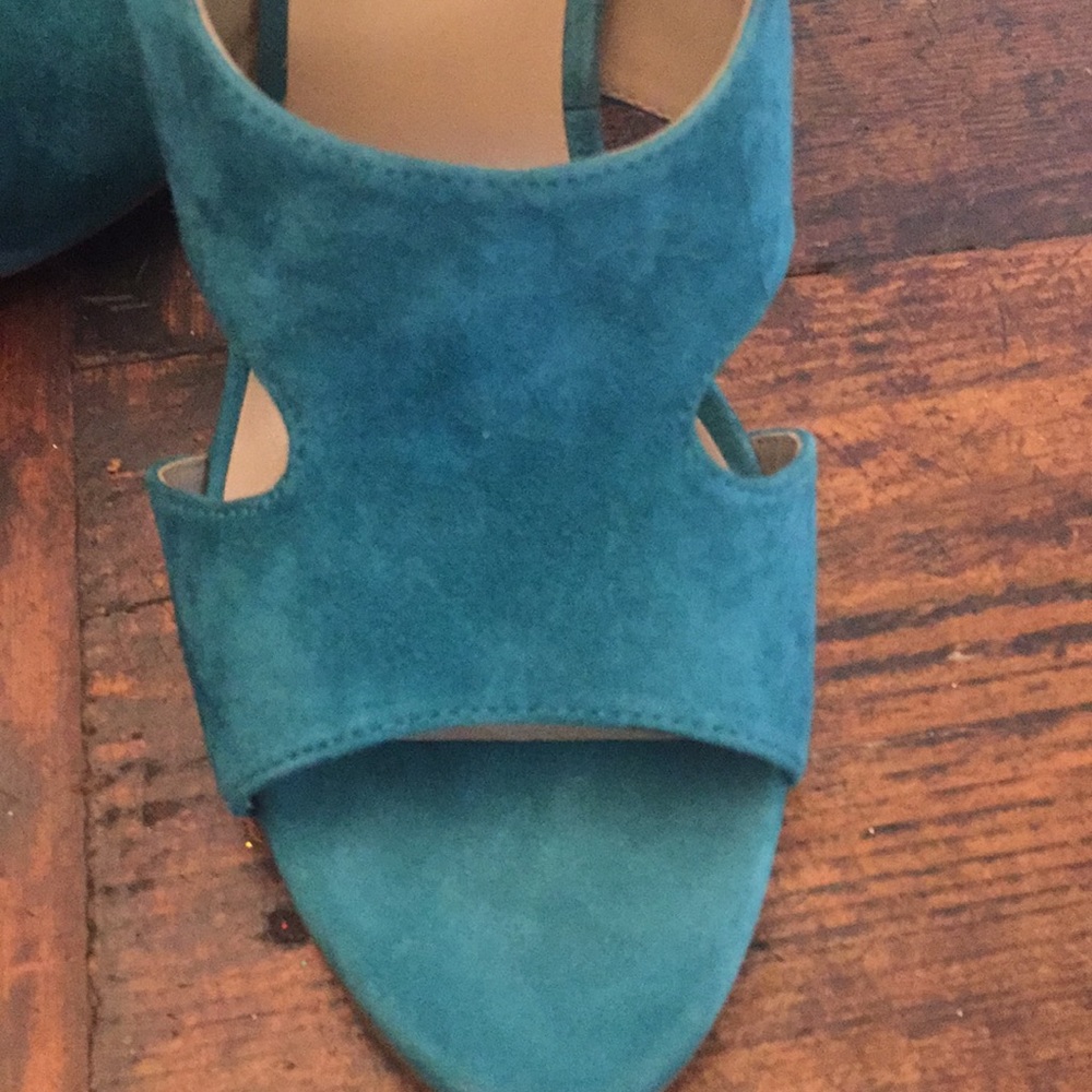 Beautiful Tahari “Whitney” blue suede leather  NIB - Picture 3 of 8